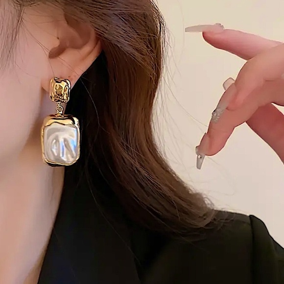 Women’s Gold Tone Simulated Pearl Square Drop Earrings in White and Gold. - Picture 2 of 4